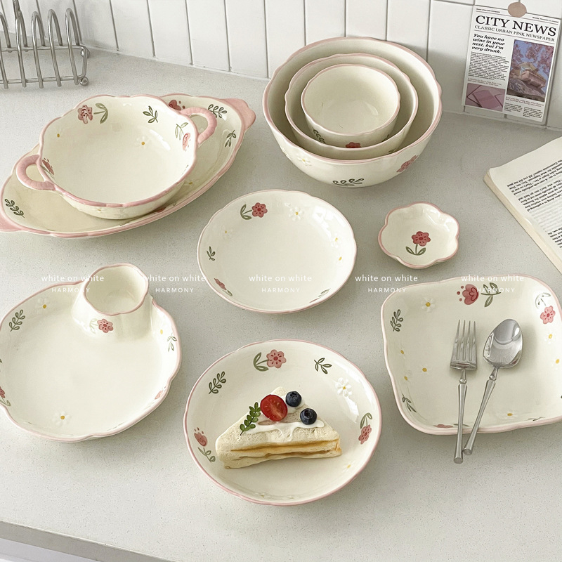 Farfurie de desert din porțelan, rotundă, cu model floral, stil coreean, finisaj sub glazură.