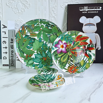 Set posuđa od kostnog porcelana s cvjetnim uzorkom na premazanom završnom sloju, lagani luksuzni retro stil; pakiranje u dvije kutije, mogućnost prilagođavanja