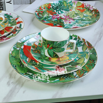 Set posuđa od kostnog porcelana s cvjetnim uzorkom na premazanom završnom sloju, lagani luksuzni retro stil; pakiranje u dvije kutije, mogućnost prilagođavanja