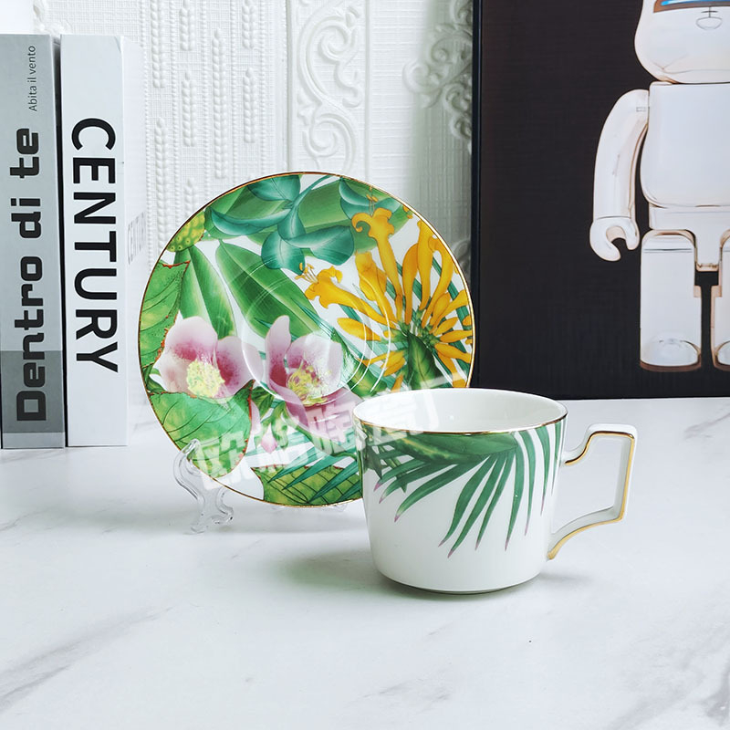 Set posuđa od kostnog porcelana s cvjetnim uzorkom na premazanom završnom sloju, lagani luksuzni retro stil; pakiranje u dvije kutije, mogućnost prilagođavanja