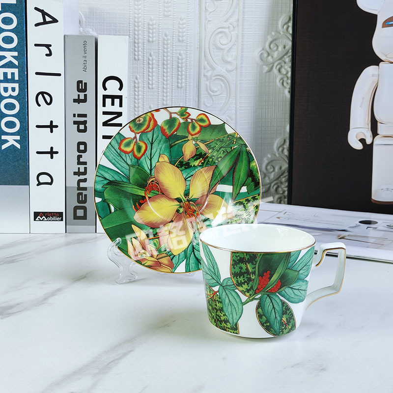 Set posuđa od kostnog porcelana s cvjetnim uzorkom na premazanom završnom sloju, lagani luksuzni retro stil; pakiranje u dvije kutije, mogućnost prilagođavanja