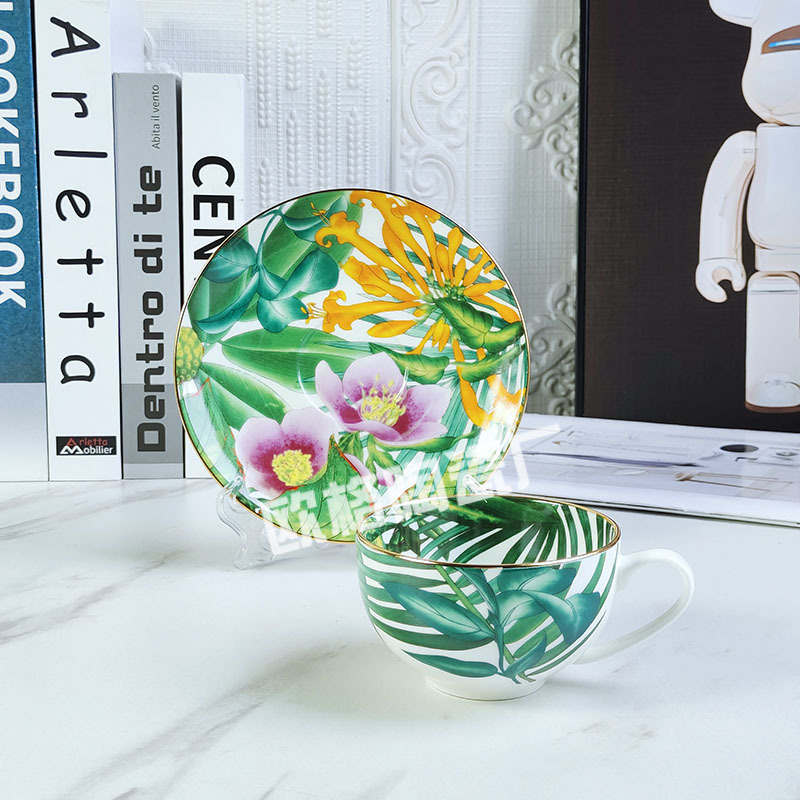 Set posuđa od kostnog porcelana s cvjetnim uzorkom na premazanom završnom sloju, lagani luksuzni retro stil; pakiranje u dvije kutije, mogućnost prilagođavanja