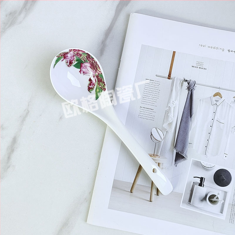 Set posuđa od kostnog porcelana s cvjetnim uzorkom na premazanom završnom sloju, lagani luksuzni retro stil; pakiranje u dvije kutije, mogućnost prilagođavanja