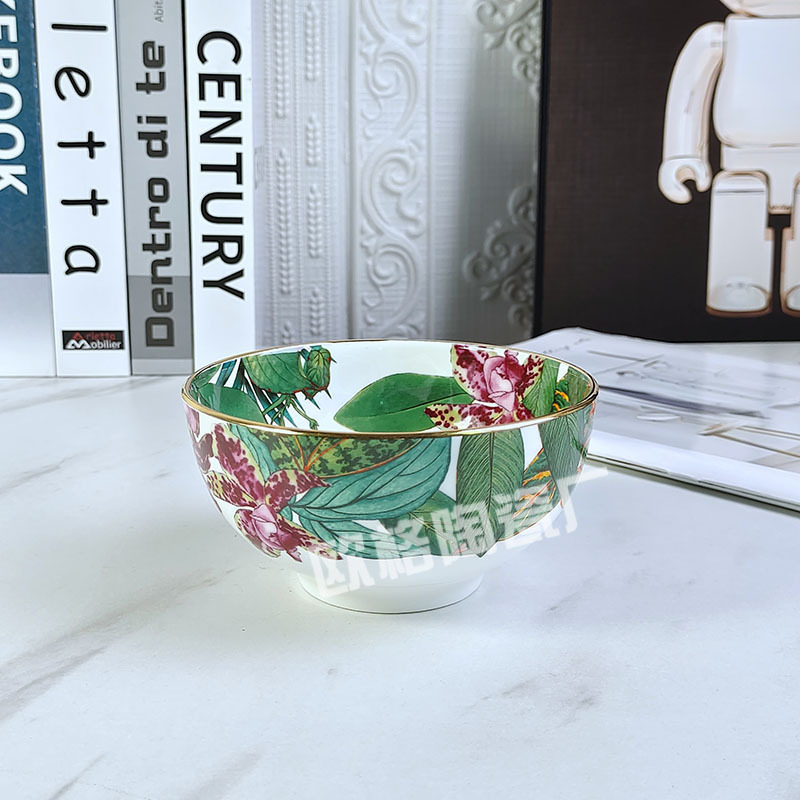 Set posuđa od kostnog porcelana s cvjetnim uzorkom na premazanom završnom sloju, lagani luksuzni retro stil; pakiranje u dvije kutije, mogućnost prilagođavanja