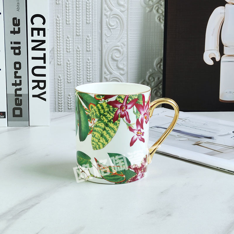 Set posuđa od kostnog porcelana s cvjetnim uzorkom na premazanom završnom sloju, lagani luksuzni retro stil; pakiranje u dvije kutije, mogućnost prilagođavanja