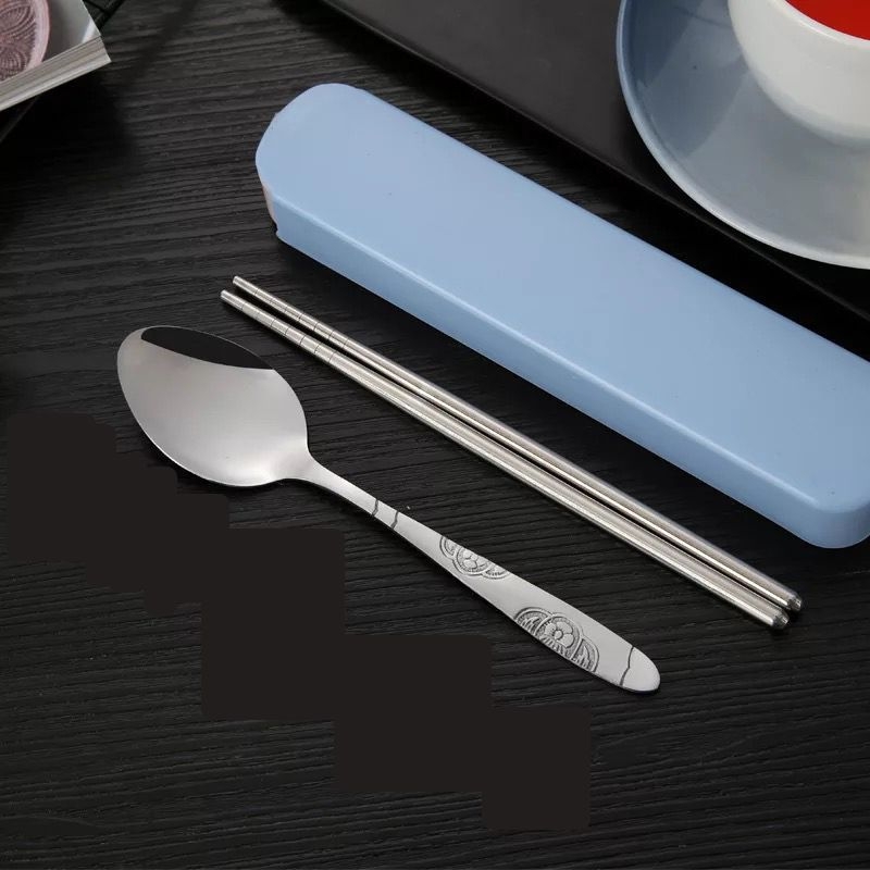 Set posuđa od nehrđajućeg čelika za studente s chopsticks, vilice i žlice u prijenosnoj kutiji