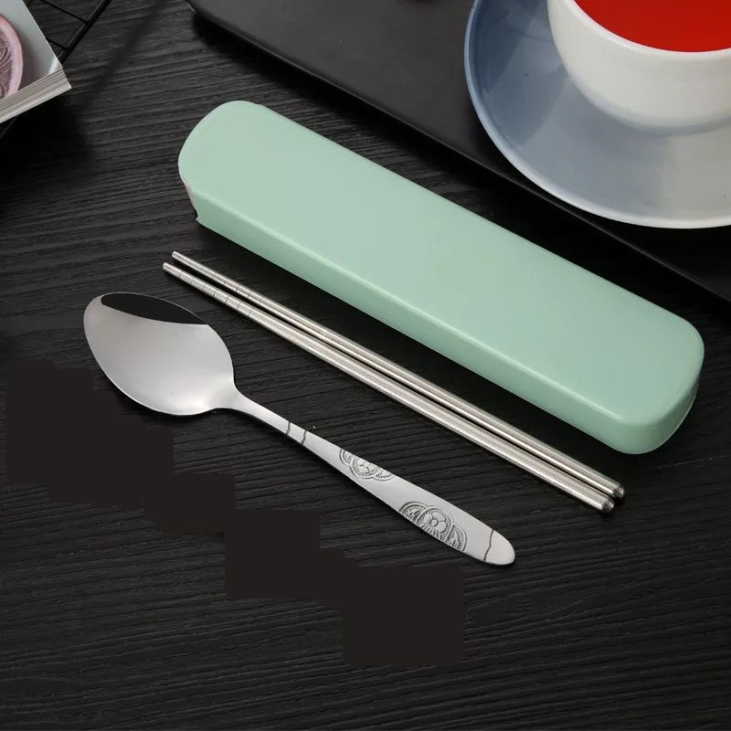 Set posuđa od nehrđajućeg čelika za studente s chopsticks, vilice i žlice u prijenosnoj kutiji
