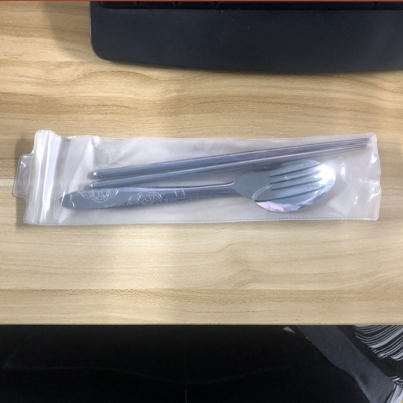 Set posuđa od nehrđajućeg čelika za studente s chopsticks, vilice i žlice u prijenosnoj kutiji