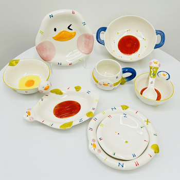 Porcelanski set posuđa s podglazurnim dizajnom — zdjela za rižu, zdjela za juhu, tanjur i žlica; svjež i sladak stil