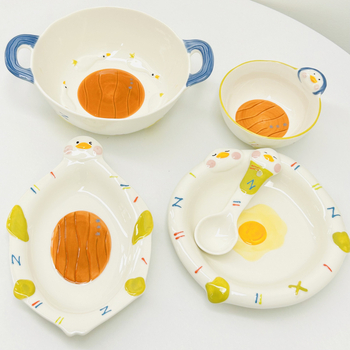 Porcelanski set posuđa s podglazurnim dizajnom — zdjela za rižu, zdjela za juhu, tanjur i žlica; svjež i sladak stil