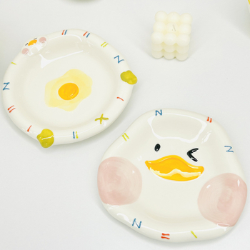 Porcelanski set posuđa s podglazurnim dizajnom — zdjela za rižu, zdjela za juhu, tanjur i žlica; svjež i sladak stil