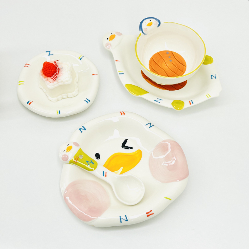 Porcelanski set posuđa s podglazurnim dizajnom — zdjela za rižu, zdjela za juhu, tanjur i žlica; svjež i sladak stil