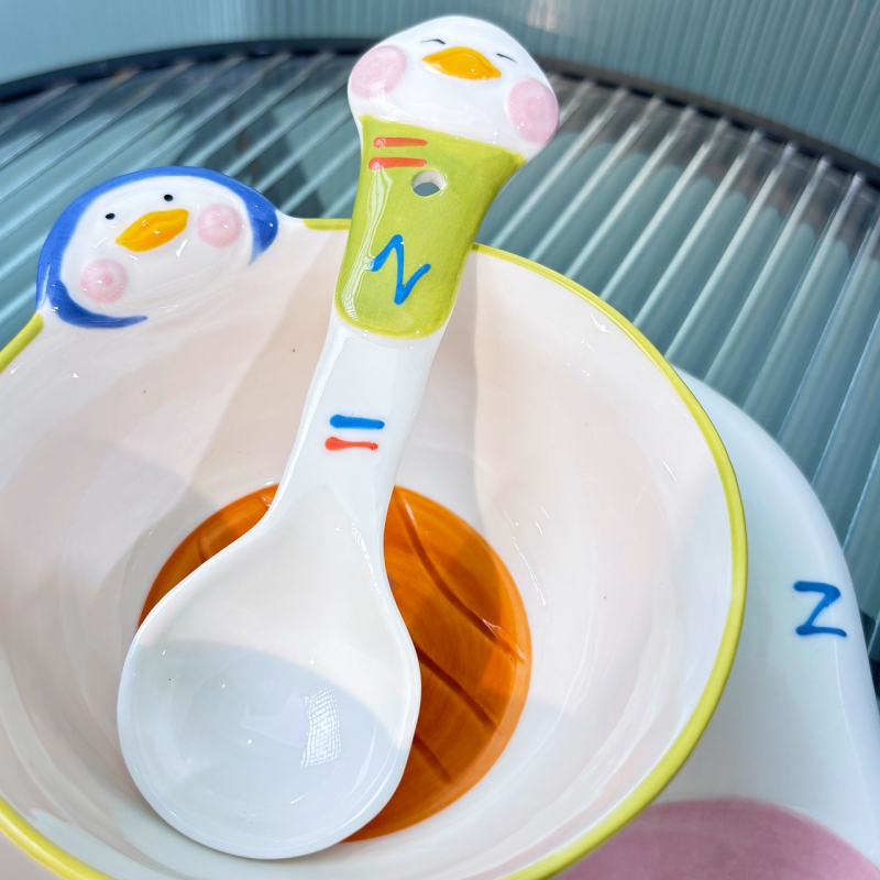 Porcelanski set posuđa s podglazurnim dizajnom — zdjela za rižu, zdjela za juhu, tanjur i žlica; svjež i sladak stil