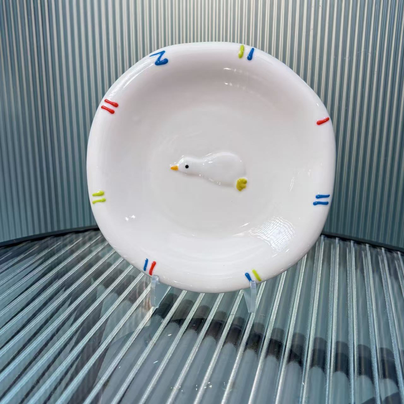 Porcelanski set posuđa s podglazurnim dizajnom — zdjela za rižu, zdjela za juhu, tanjur i žlica; svjež i sladak stil