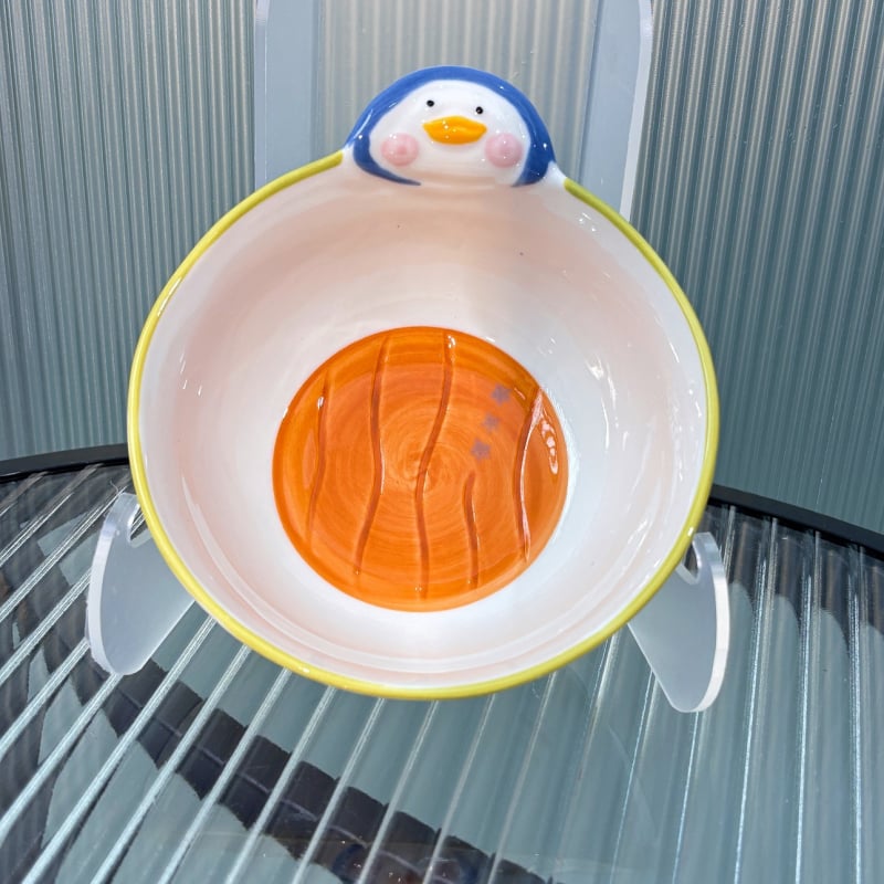 Porcelanski set posuđa s podglazurnim dizajnom — zdjela za rižu, zdjela za juhu, tanjur i žlica; svjež i sladak stil