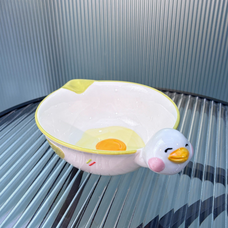 Porcelanski set posuđa s podglazurnim dizajnom — zdjela za rižu, zdjela za juhu, tanjur i žlica; svjež i sladak stil