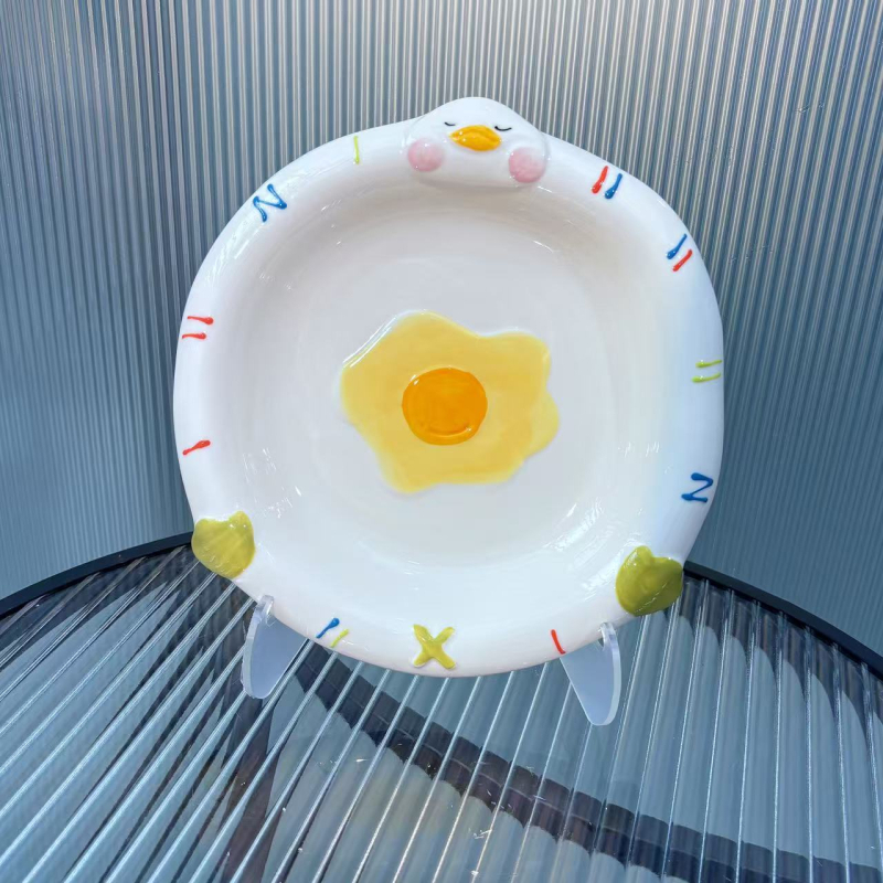 Porcelanski set posuđa s podglazurnim dizajnom — zdjela za rižu, zdjela za juhu, tanjur i žlica; svjež i sladak stil