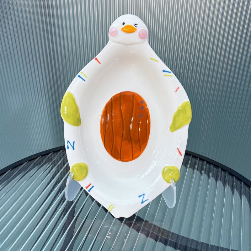 Porcelanski set posuđa s podglazurnim dizajnom — zdjela za rižu, zdjela za juhu, tanjur i žlica; svjež i sladak stil