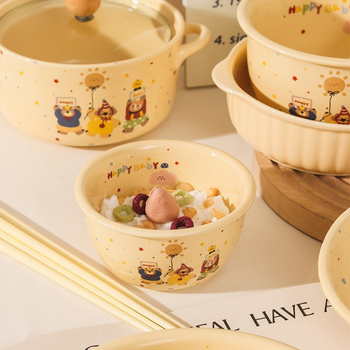 Kerámiából készült étkészlet alglazúros színnel, egyszerű stílusban; tartalmaz kétfülű rizsbort, levesestálat, tányért és evőpálcát.