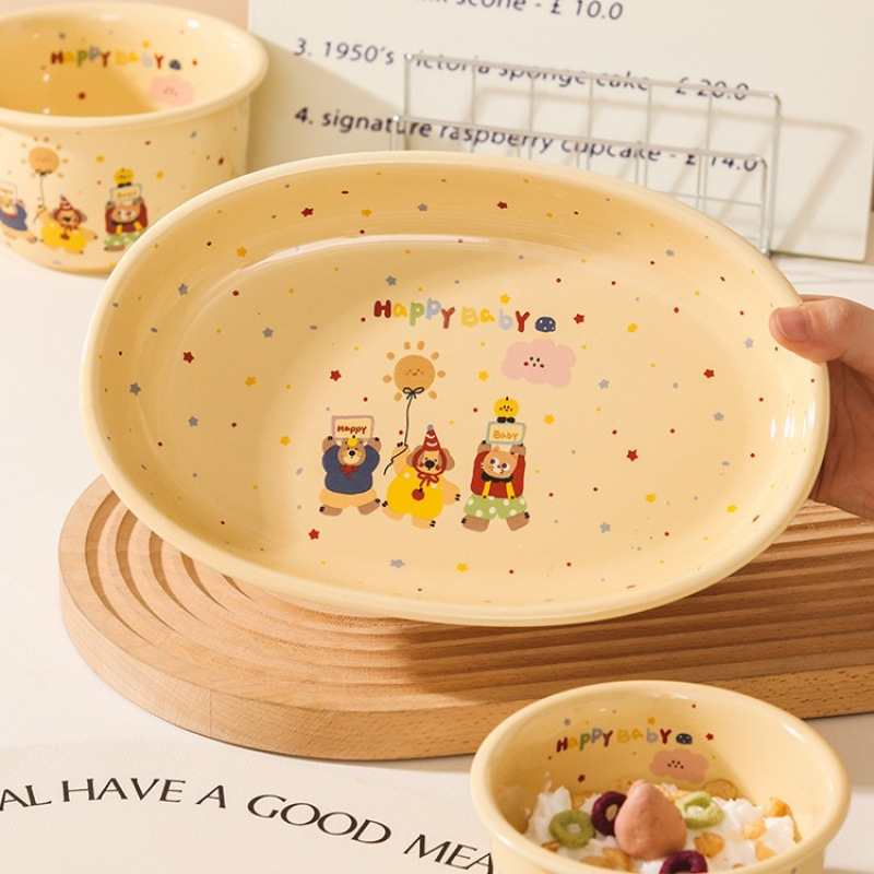 Kerámiából készült étkészlet alglazúros színnel, egyszerű stílusban; tartalmaz kétfülű rizsbort, levesestálat, tányért és evőpálcát.