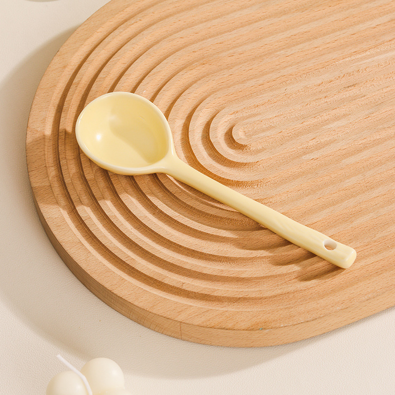 Kerámiából készült étkészlet alglazúros színnel, egyszerű stílusban; tartalmaz kétfülű rizsbort, levesestálat, tányért és evőpálcát.