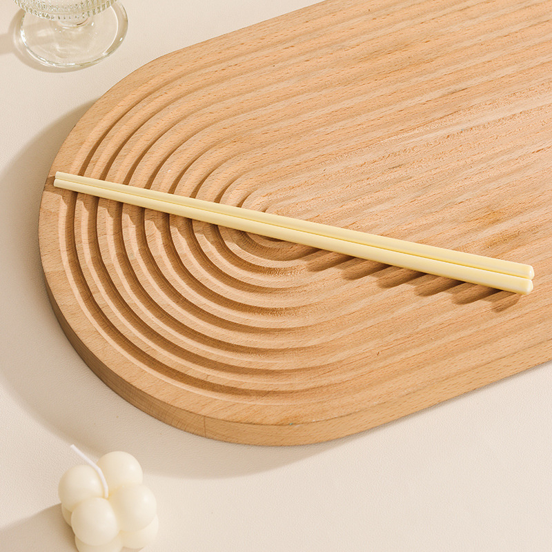 Kerámiából készült étkészlet alglazúros színnel, egyszerű stílusban; tartalmaz kétfülű rizsbort, levesestálat, tányért és evőpálcát.