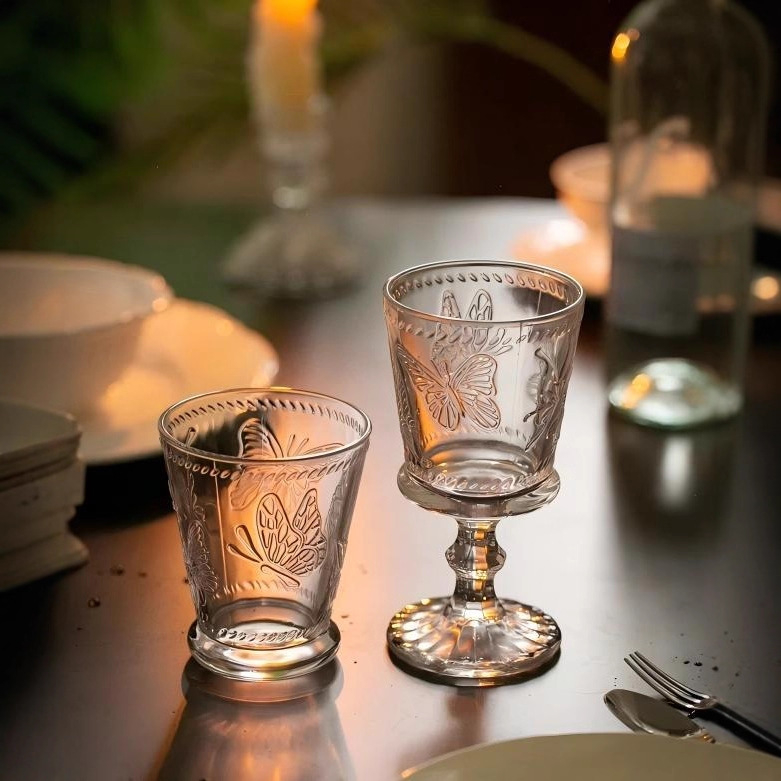 Čaša za vino, moderni umjetnički stil, reljefni dizajn, soda-lime staklo, motiv leptira