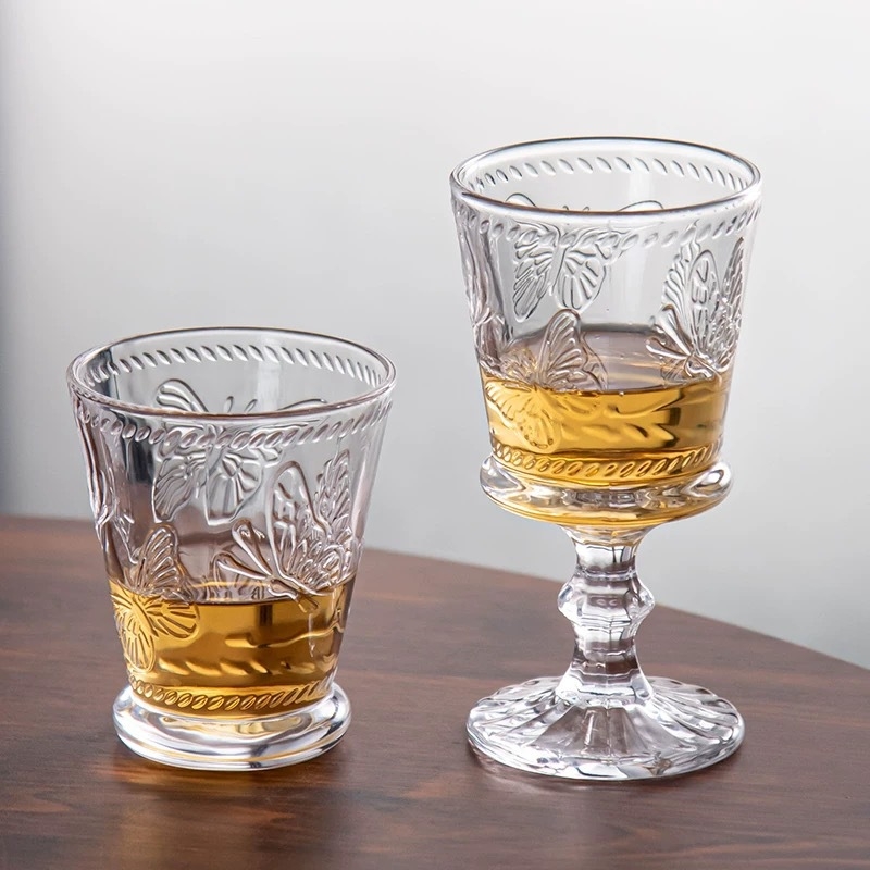 Čaša za vino, moderni umjetnički stil, reljefni dizajn, soda-lime staklo, motiv leptira