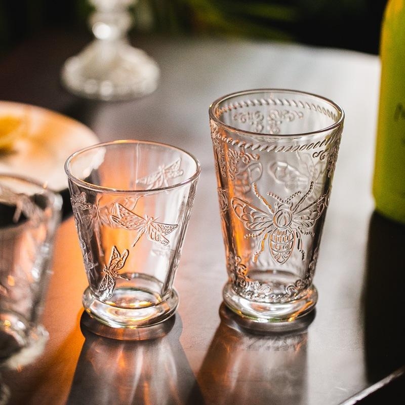 Čaša za vino, moderni umjetnički stil, reljefni dizajn, soda-lime staklo, motiv leptira