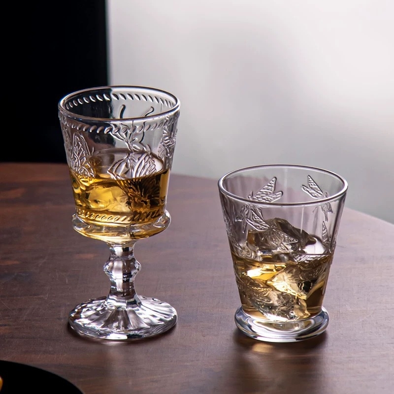 Čaša za vino, moderni umjetnički stil, reljefni dizajn, soda-lime staklo, motiv leptira