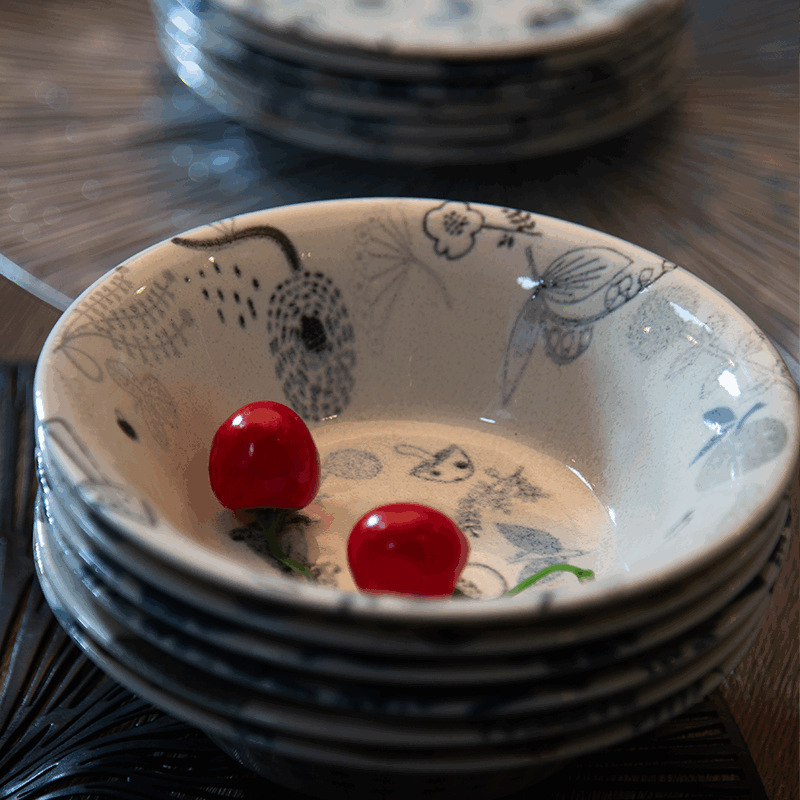 Porcelanska zdjelica s varijantnim podglazurnim uzorcima, okruglog oblika, pogodna za mikrovalnu