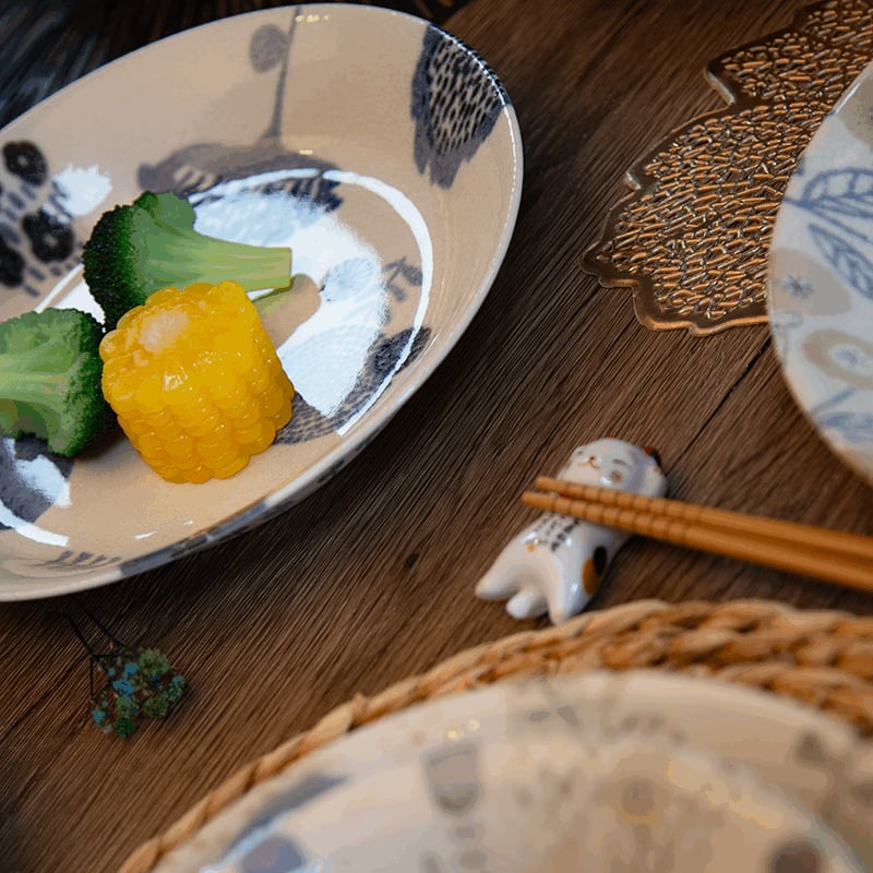 Porcelanska zdjelica s varijantnim podglazurnim uzorcima, okruglog oblika, pogodna za mikrovalnu