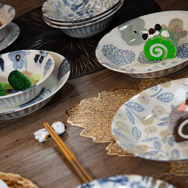 Porcelanska zdjelica s varijantnim podglazurnim uzorcima, okruglog oblika, pogodna za mikrovalnu