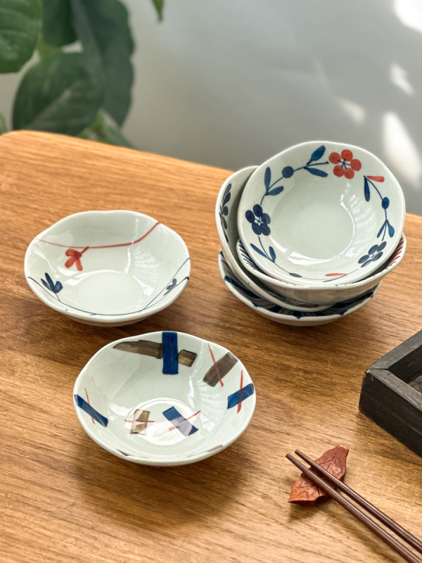 Ručno oslikana porculanska posudica za umak s podglazurnim dizajnom, japanski stil, kružnog oblika, motiv biljaka, mogućnost tiska logotipa