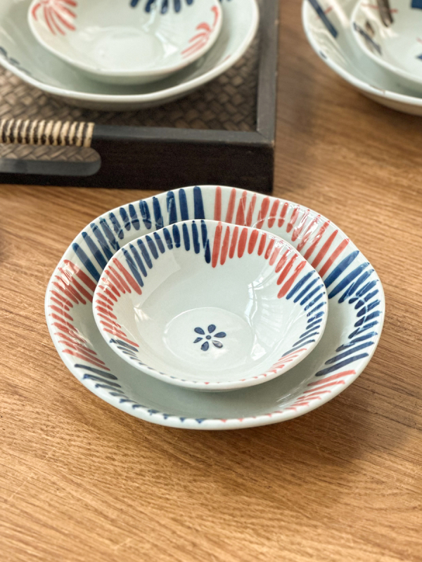 Ručno oslikana porculanska posudica za umak s podglazurnim dizajnom, japanski stil, kružnog oblika, motiv biljaka, mogućnost tiska logotipa