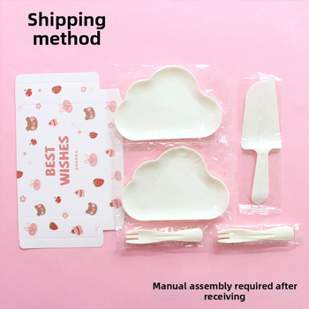 Jednorázový plastový tanier a súprava príborov s roztomilým medvedíkom, balené v krabici na párty