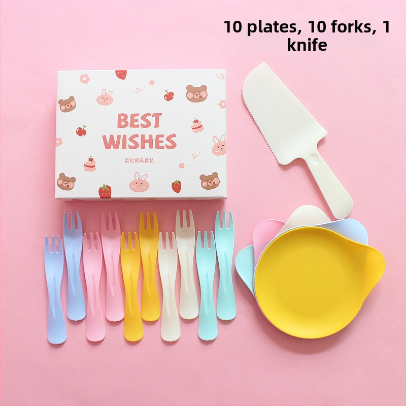 Jednorázový plastový tanier a súprava príborov s roztomilým medvedíkom, balené v krabici na párty