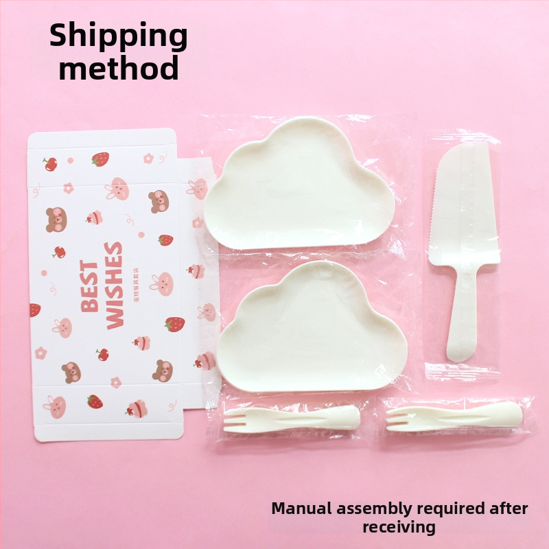 Jednorázový plastový tanier a súprava príborov s roztomilým medvedíkom, balené v krabici na párty