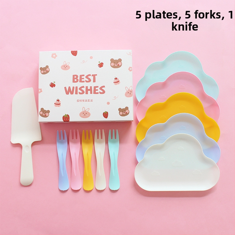 Jednorázový plastový tanier a súprava príborov s roztomilým medvedíkom, balené v krabici na párty