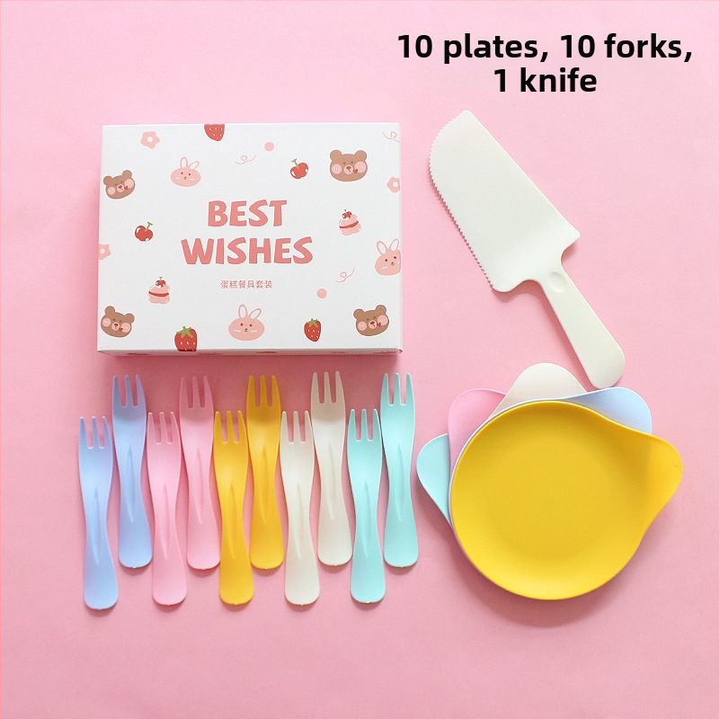 Jednorázový plastový tanier a súprava príborov s roztomilým medvedíkom, balené v krabici na párty