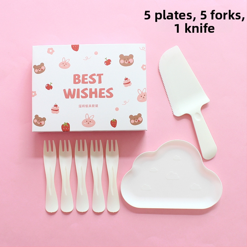 Jednorázový plastový tanier a súprava príborov s roztomilým medvedíkom, balené v krabici na párty