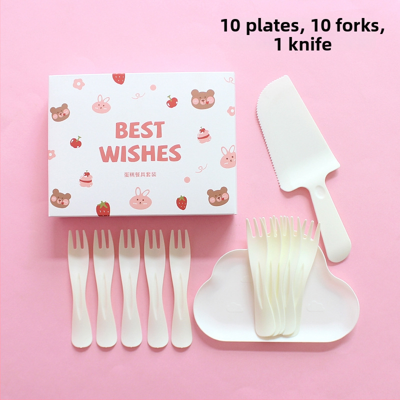 Jednorázový plastový tanier a súprava príborov s roztomilým medvedíkom, balené v krabici na párty