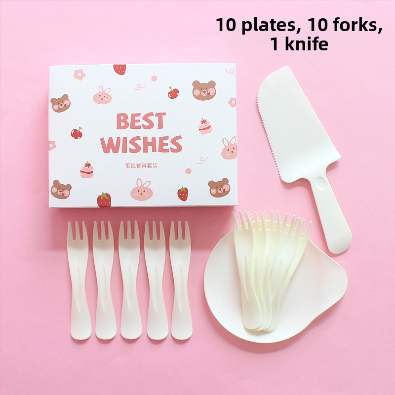 Jednorázový plastový tanier a súprava príborov s roztomilým medvedíkom, balené v krabici na párty