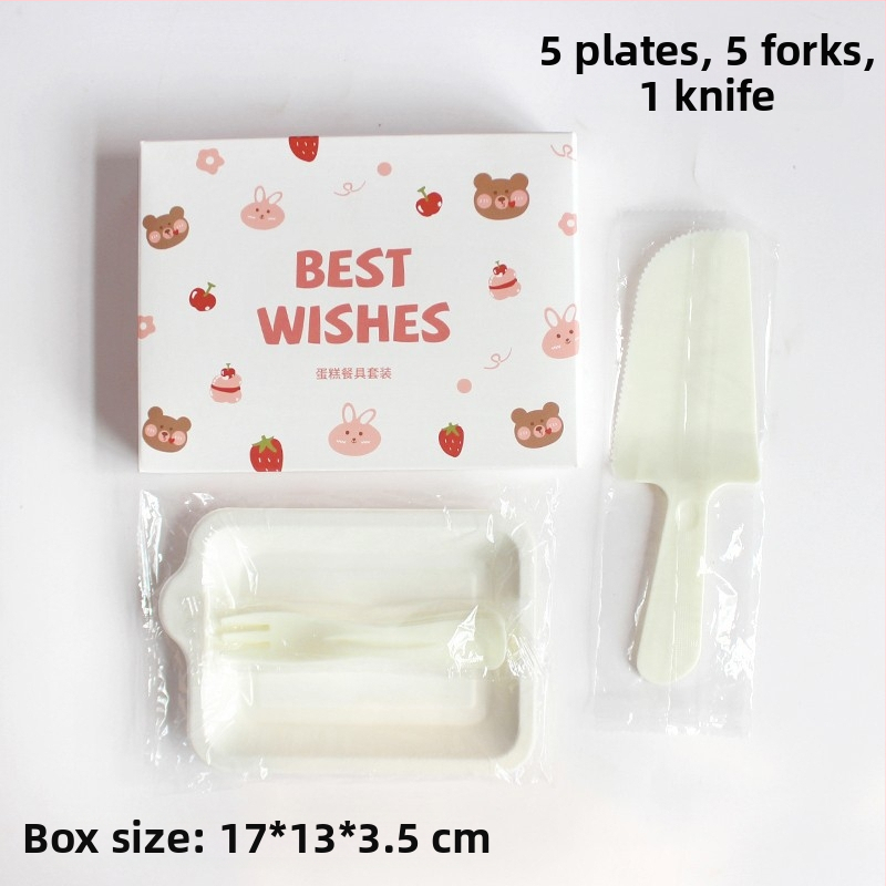 Jednorázový plastový tanier a súprava príborov s roztomilým medvedíkom, balené v krabici na párty