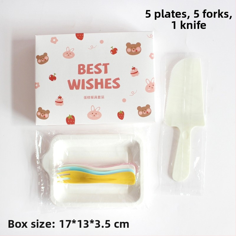 Jednorázový plastový tanier a súprava príborov s roztomilým medvedíkom, balené v krabici na párty
