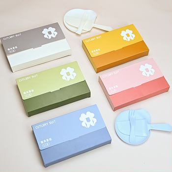 Jednorázová súprava na narodeniny: nôž, vidlica, tanier, kvapka sviečky a narodeninová čiapka – päť v jednom v darčekovej krabici; plast vhodný pre potraviny; prispôsobiteľný