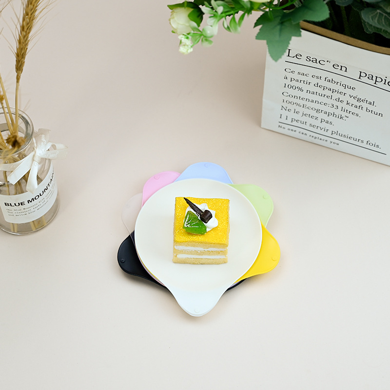 Set tacâmuri de unică folosință pentru tort de ziua ta: cuțit, furculiță, farfurie, lumânare în formă de picătură și pălărie; cinci în unu în cutie cadou; plastic alimentar; personalizabil