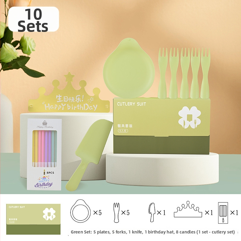 Jednorázová súprava na narodeniny: nôž, vidlica, tanier, kvapka sviečky a narodeninová čiapka – päť v jednom v darčekovej krabici; plast vhodný pre potraviny; prispôsobiteľný