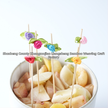Bambusz nyárs rózsa-virágsokor motívummal és masnival – kandírozott gyümölcs és koktél díszítéséhez, 100 darabos csomag