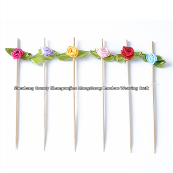 Bambusz nyárs rózsa-virágsokor motívummal és masnival – kandírozott gyümölcs és koktél díszítéséhez, 100 darabos csomag